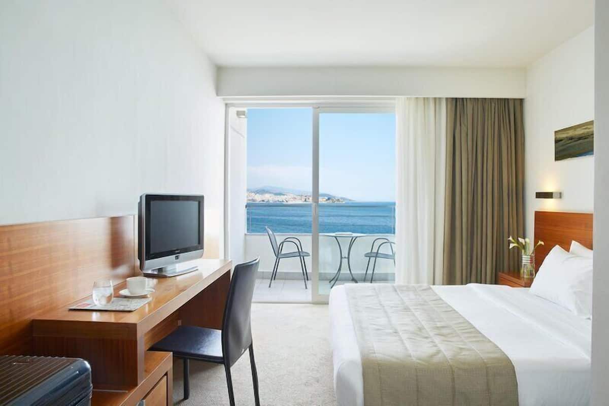 Quarto, vista para o mar | Frigobar, cofres nos quartos, escrivaninha
