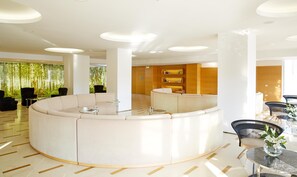 2 restaurants, breakfast served - Lucy Hotel (Kavala)