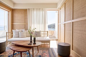 Frigobar, cofres nos quartos, escrivaninha