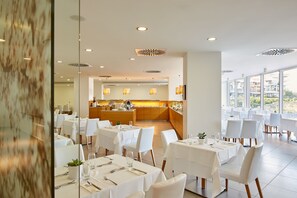2 restaurants, breakfast served