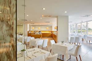 2 restaurants, breakfast served