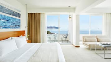 ميني بار وخزنة داخل الغرفة ومكتب ومساحة عمل للكمبيوتر المحمول