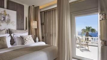 Un dormitorio con una cama grande, vistas al balcón y un cuadro en la pared.