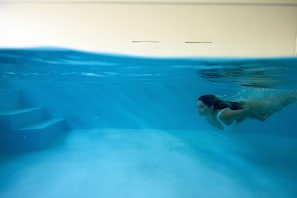 Innenpool, Außenpool, Sonnenschirme, Liegestühle
