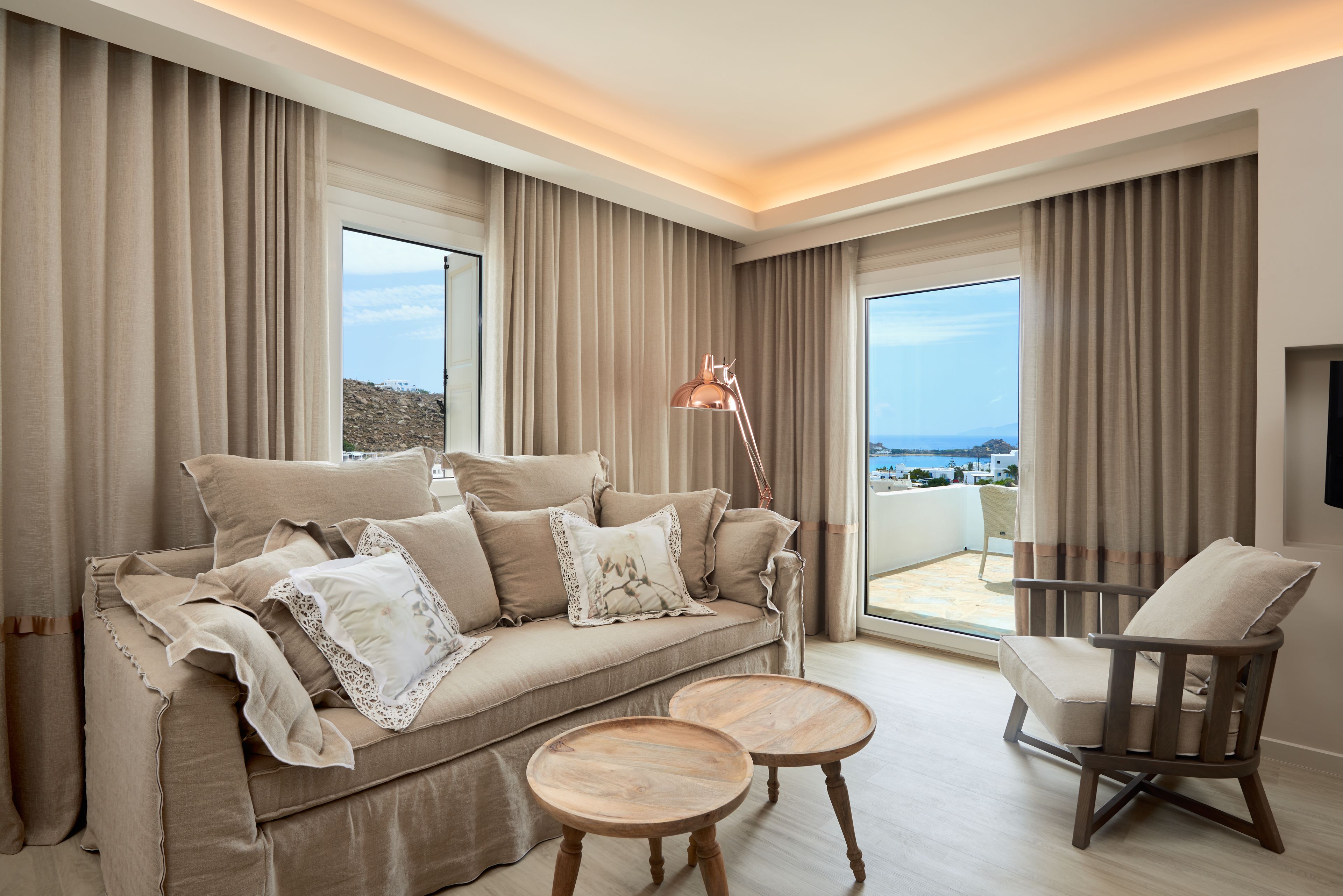 executive suite | living room | flat-screen tv, dvd player