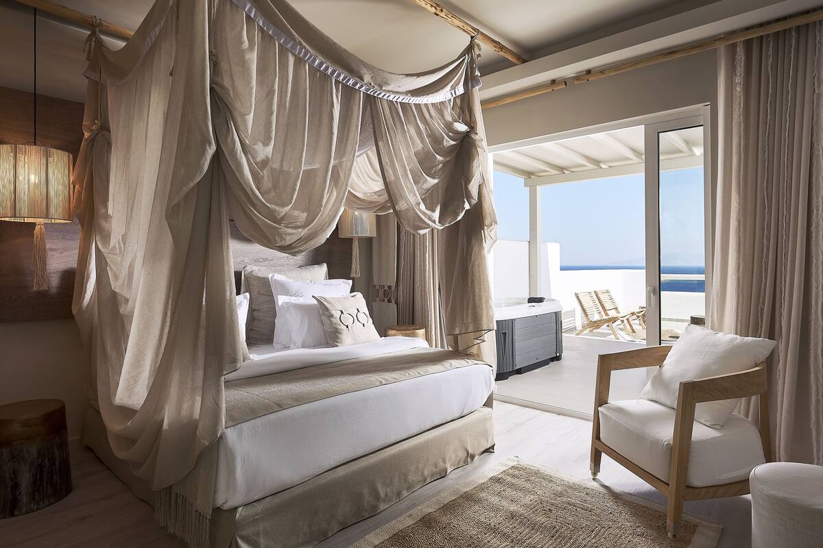 Honeymoon Suite, Sea View, Private Hot Tub | 저자극성 침구, 미니바, 객실 내 금고, 책상