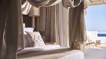 Honeymoon Suite, Sea View, Private Hot Tub | 1 kamar tidur, seprai antialergi, minibar, dan brankas