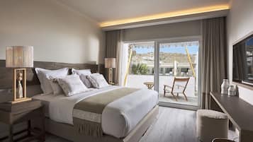 Executive suite, 2 slaapkamers | Hypoallergeen beddengoed, een minibar, een kluis op de kamer, een bureau