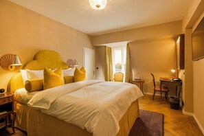 Standard-Doppelzimmer | Zimmersafe, individuell dekoriert, individuell eingerichtet