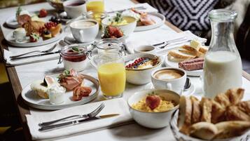 Daily buffet breakfast (CHF 28 per person)
