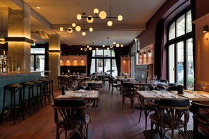 Breakfast, lunch and dinner served