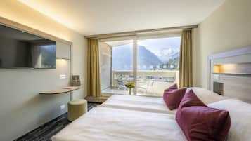 Double Room Queen Size Deluxe (7th to 14th floor) | 迷你吧、客房內保險箱、書桌、筆電工作空間