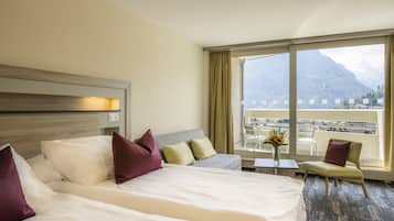 Double Room Twin Deluxe (7th to 14th floor) | Minibar, in-room safe, desk, laptop workspace