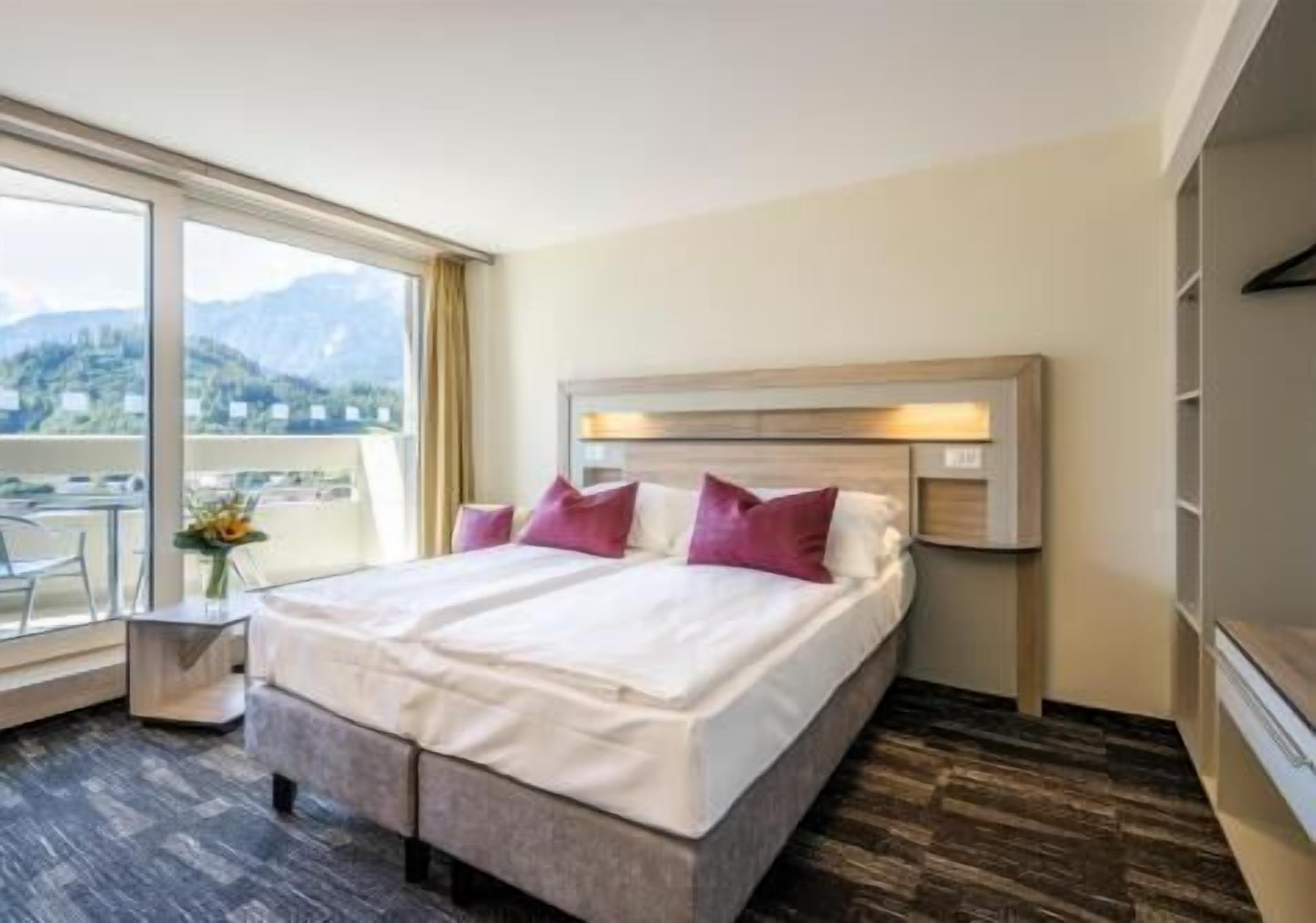 Een minibar, een kluis op de kamer, een bureau, een laptopwerkplek