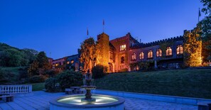 Fachada de la propiedad por la tarde o noche