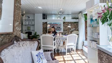 Soins corporels, massages aux pierres chaudes, enveloppements corporels