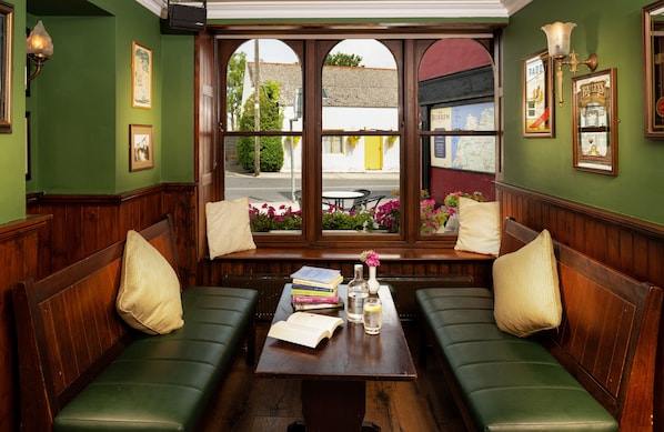 Lobby sitting area - Hylands Burren Hotel (Ballyvaughan)