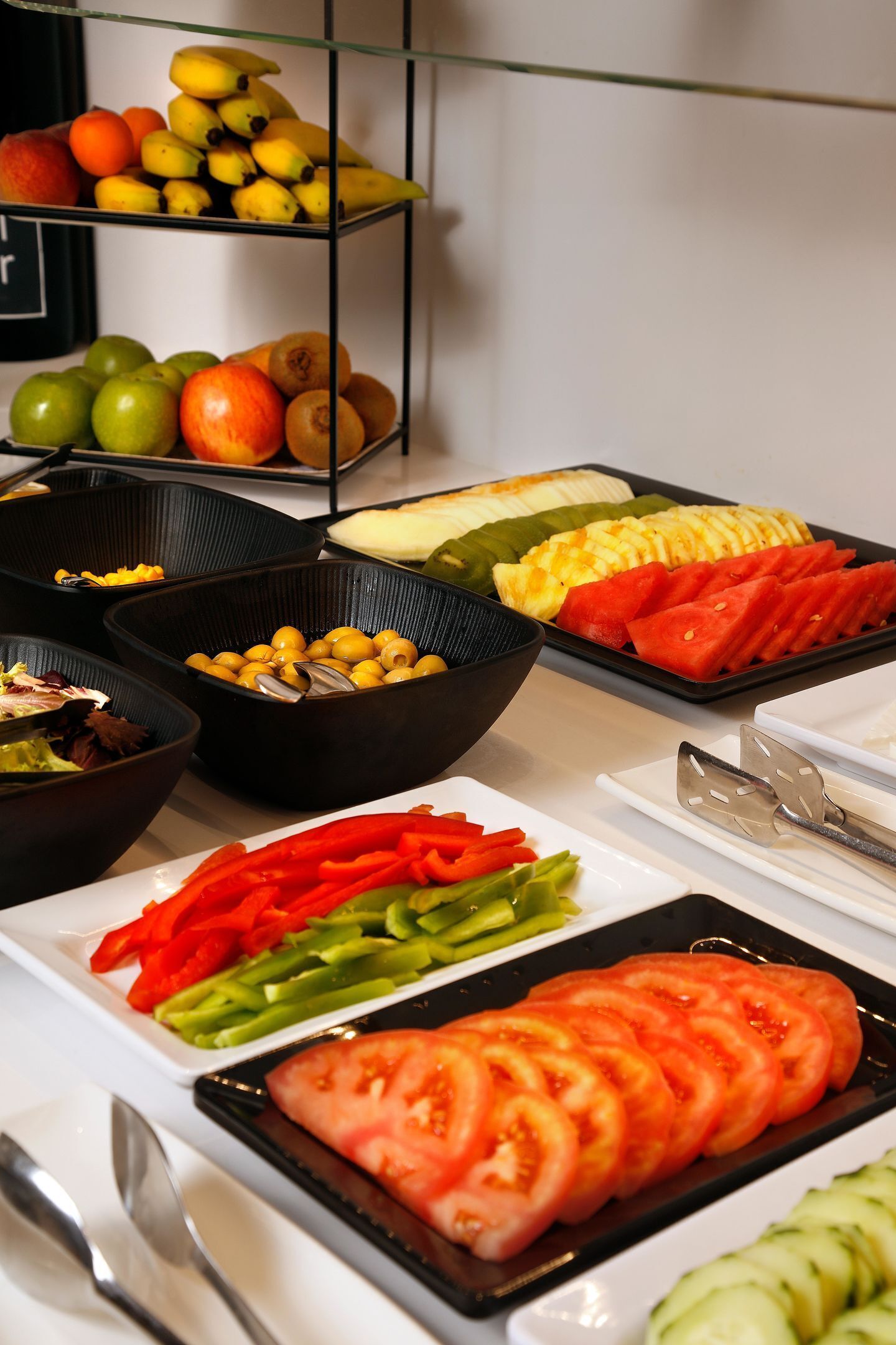 Un buffet proposant une variété de fruits, de légumes et de salades.
