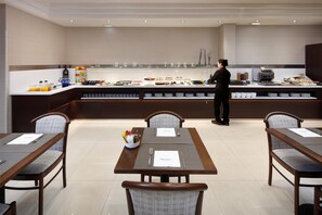 Desayuno buffet diario (EUR 14.30 por persona)