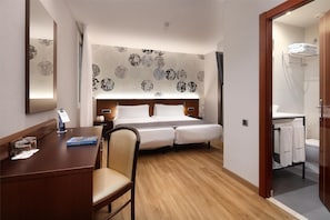 Minibar, caixa forta a l'habitació, escriptori i cortines opaques