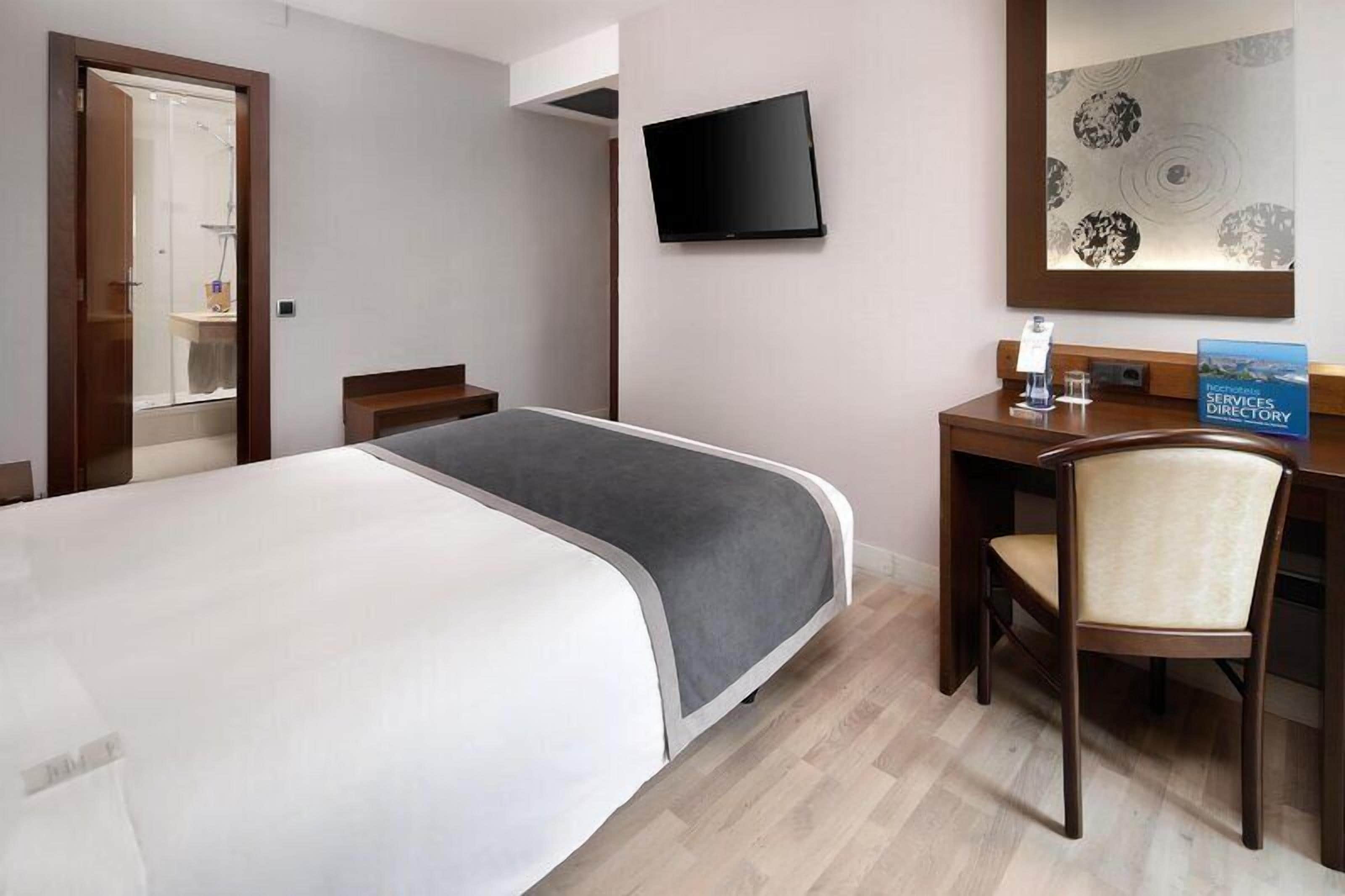 Minibar, caja fuerte, escritorio y cortinas opacas
