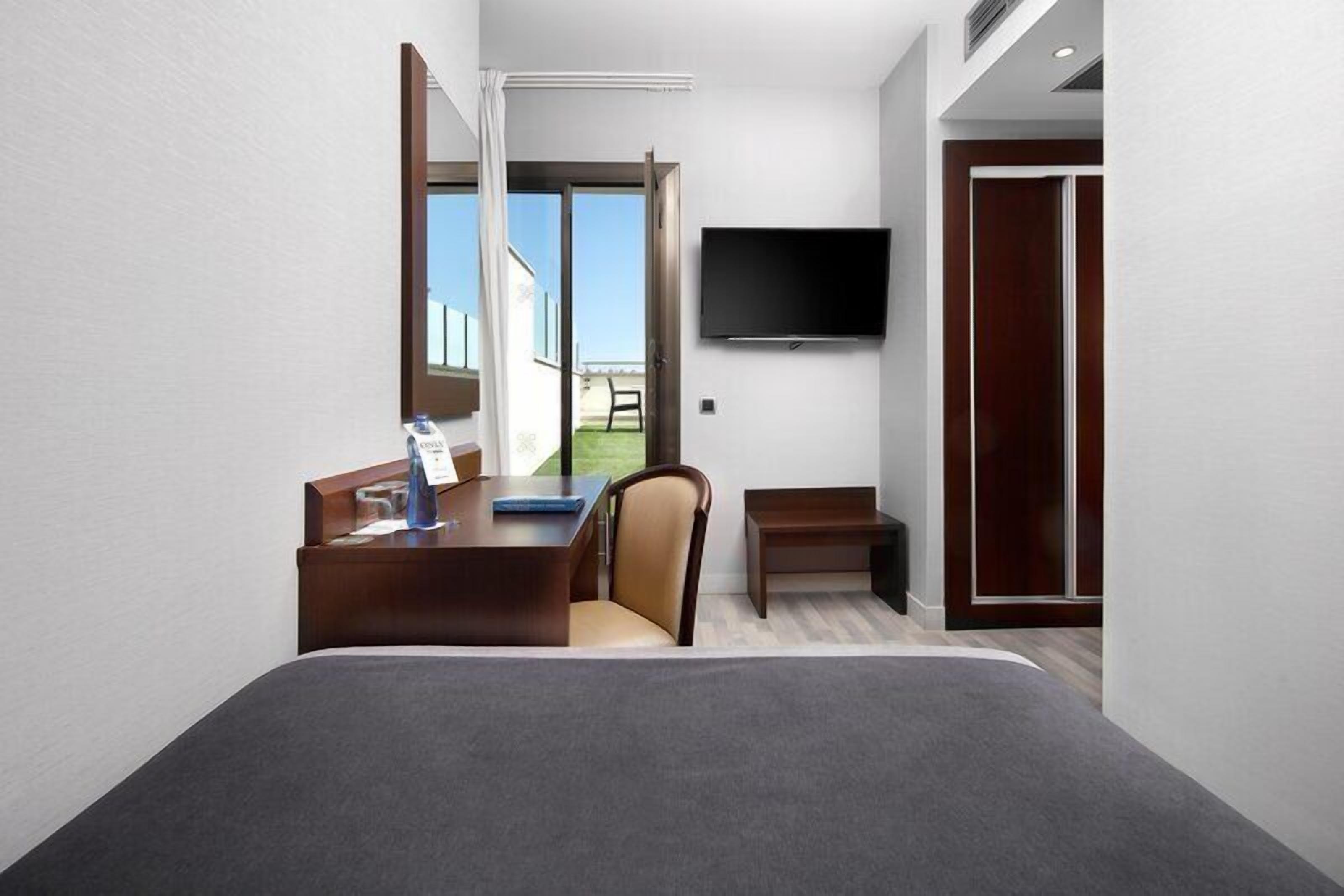 Minibar, caja fuerte, escritorio y cortinas opacas