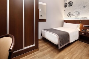 Single Room | Minibar, in-room safe, desk, blackout drapes - Hotel HCC Taber (Barcelona)