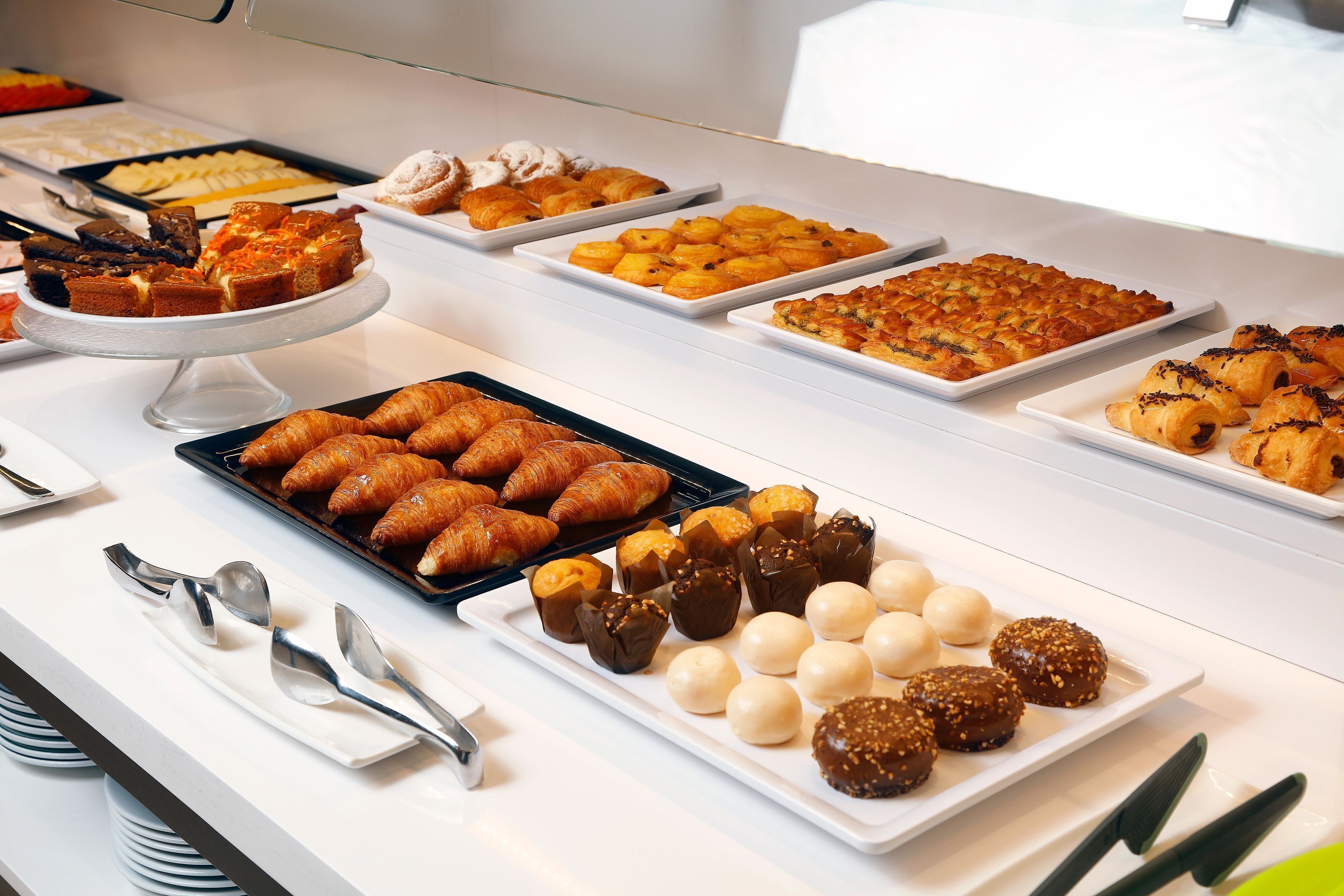 Een buffet met diverse gebakjes en desserts.