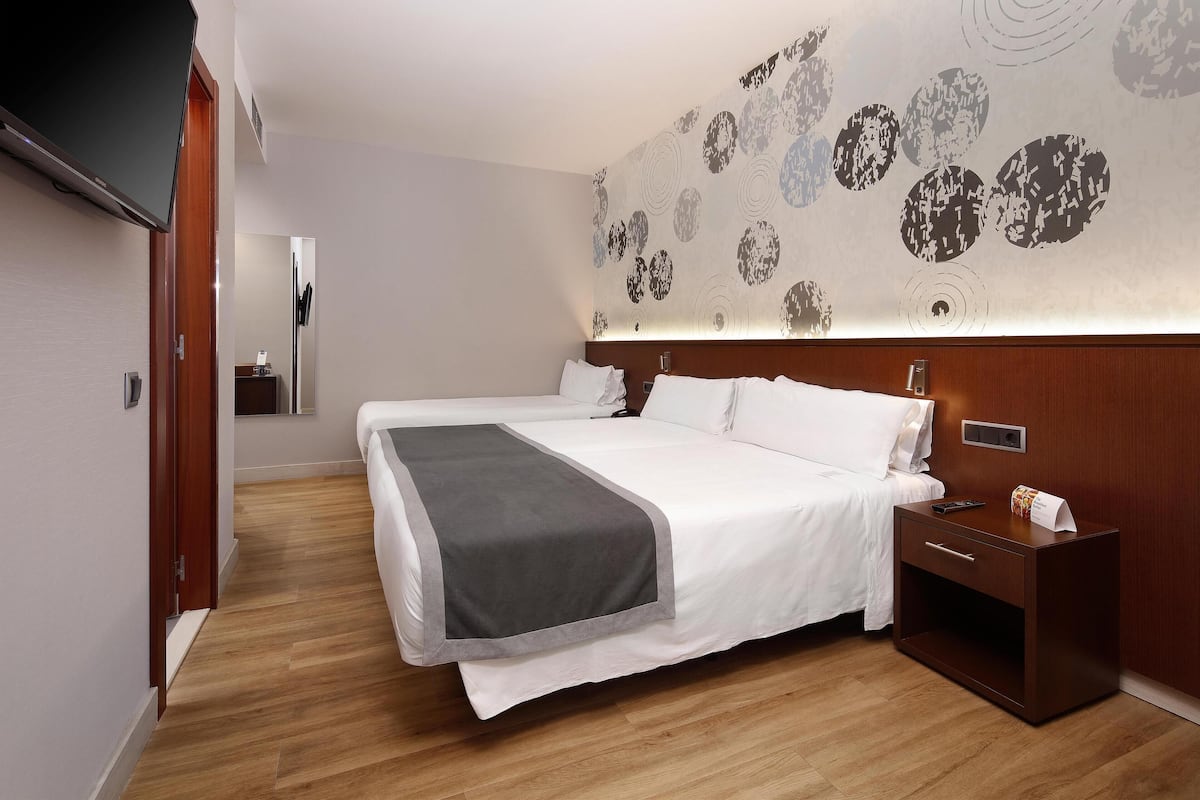 Minibar, caixa forta a l'habitació, escriptori i cortines opaques