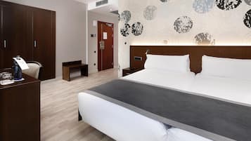 Minibar, caja fuerte, escritorio y cortinas opacas