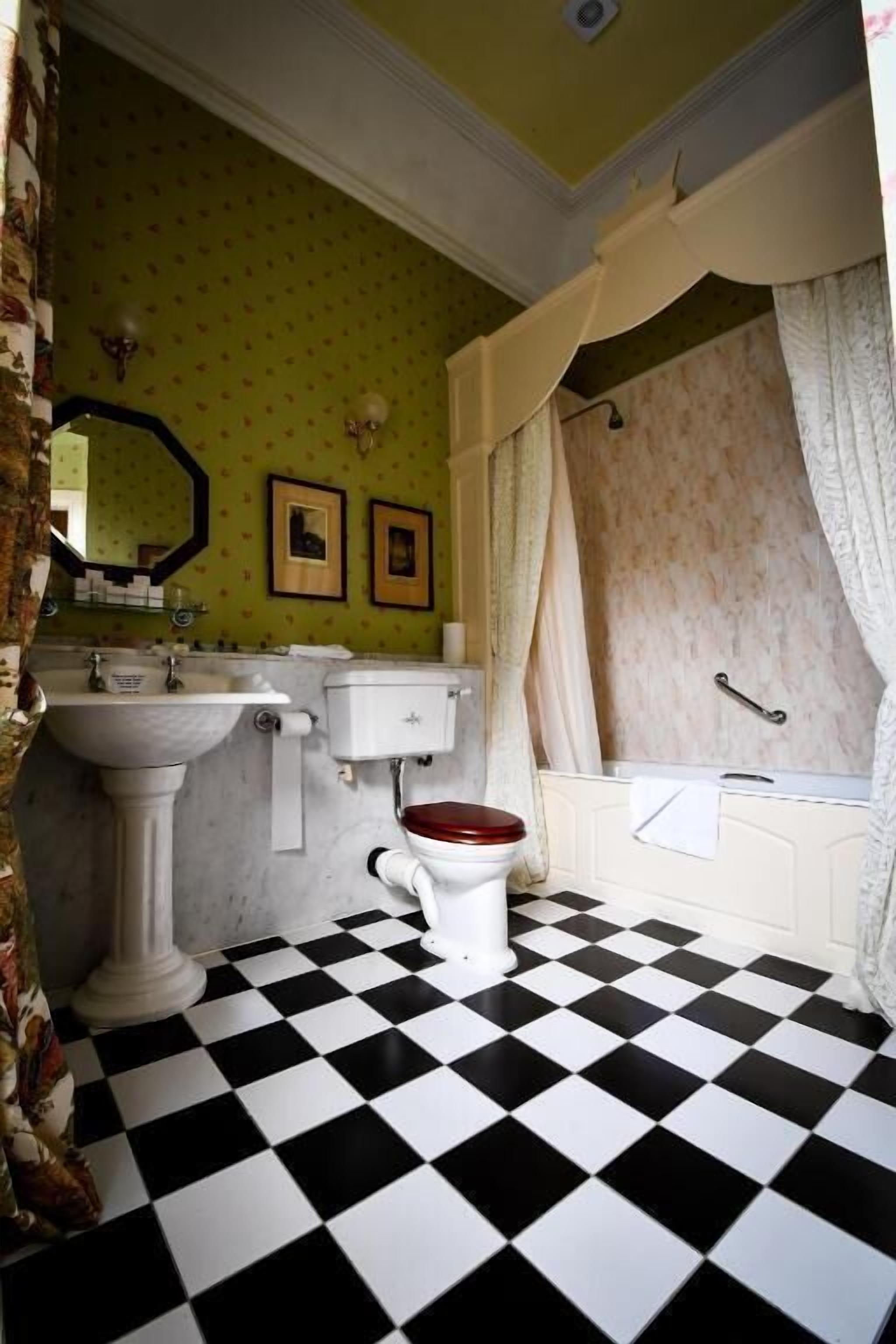 double room | bathroom | combined shower/bathtub, free toiletries, towels