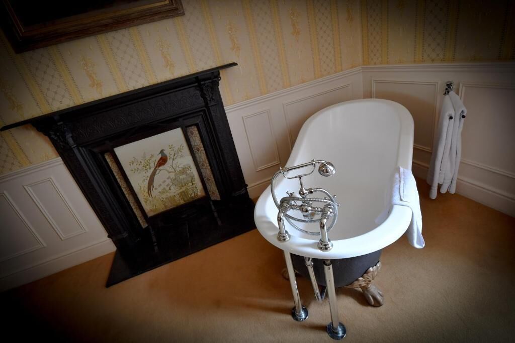 double room | bathroom | combined shower/bathtub, free toiletries, towels