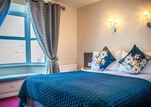Decoración personalizada, wifi gratis y ropa de cama 