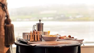 Daily full breakfast (EUR 10 per person)