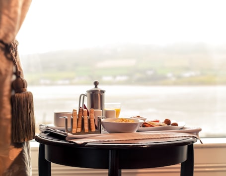 Colazione completa a pagamento, servita tutte le mattine . Arnolds Hotel