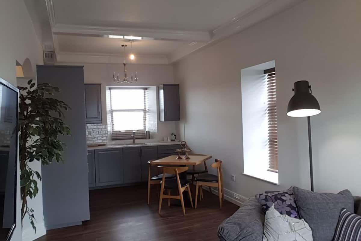 deluxe apartment, 2 bedrooms | iron/ironing board, free rollaway beds, free wifi