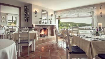 Petit déjeuner et dîner servis sur place, vue sur la mer