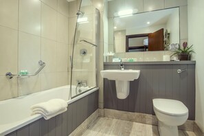 Amenidades de baño de diseñador, secadora de cabello, batas, pantuflas