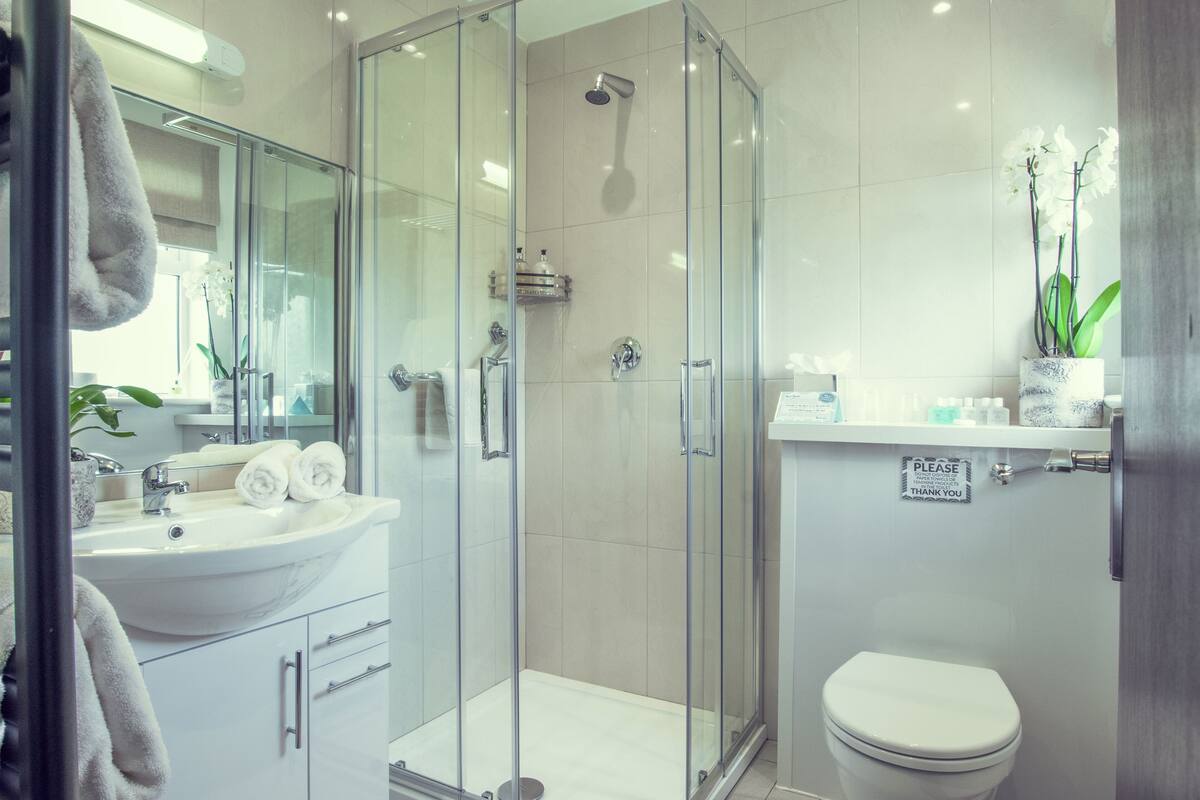 economy double room single use, 1 double bed, garden view | bathroom | designer toiletries, hair dryer, bathrobes, slippers