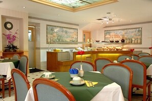 Tägliches Frühstücksbuffet gegen Gebühr