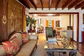 TV - Norfolk Plaza (London)