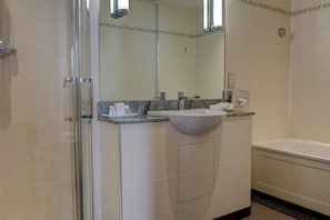 Duschwanne, kostenlose Toilettenartikel, Haartrockner, Handtücher