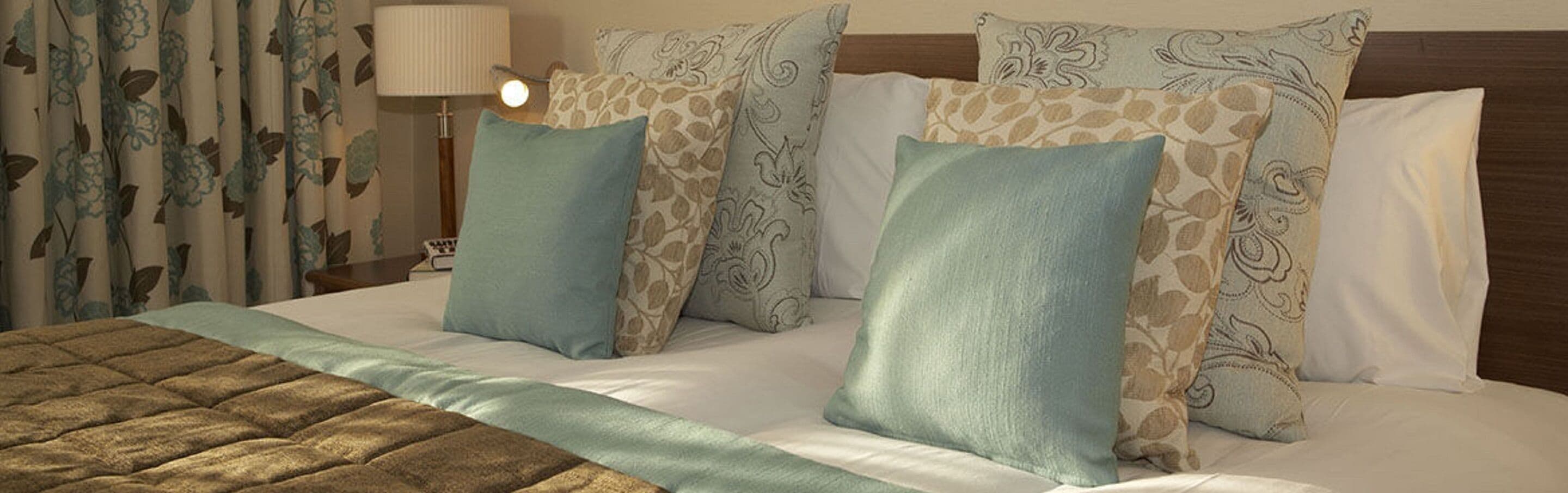 Roupas de cama premium, camas Select Comfort, cofres nos quartos