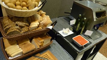 Petit déjeuner buffet (17 EUR par personne)