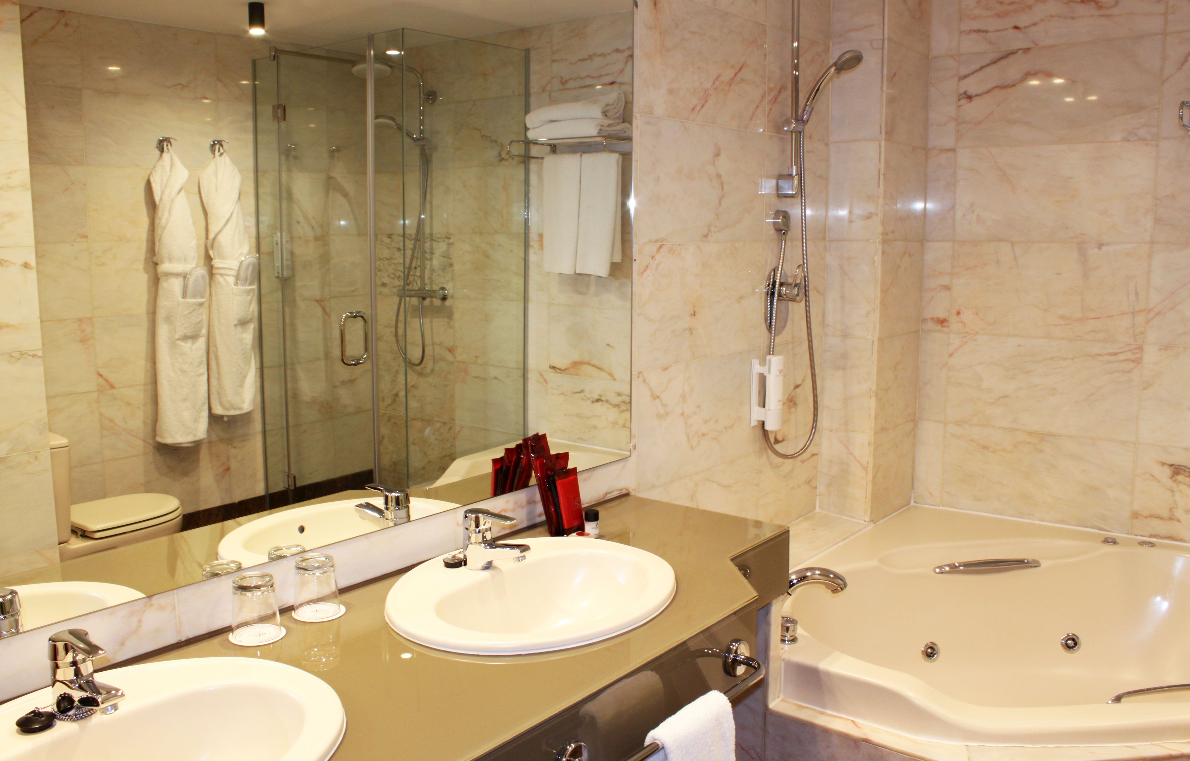 junior suite | bathroom | combined shower/bathtub, deep-soaking bathtub, designer toiletries