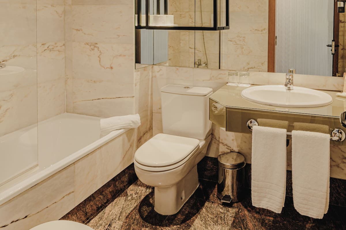 Combined shower/tub, deep soaking tub, designer toiletries, hair dryer