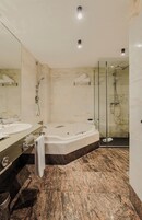 Junior-Suite | Badezimmer | Duschwanne, Komfortbadewanne, Designer-Toilettenartikel, Haartrockner