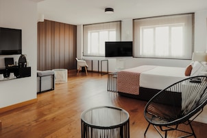 Junior-Suite | Minibar, Zimmersafe, Schreibtisch, Verdunkelungsvorhänge