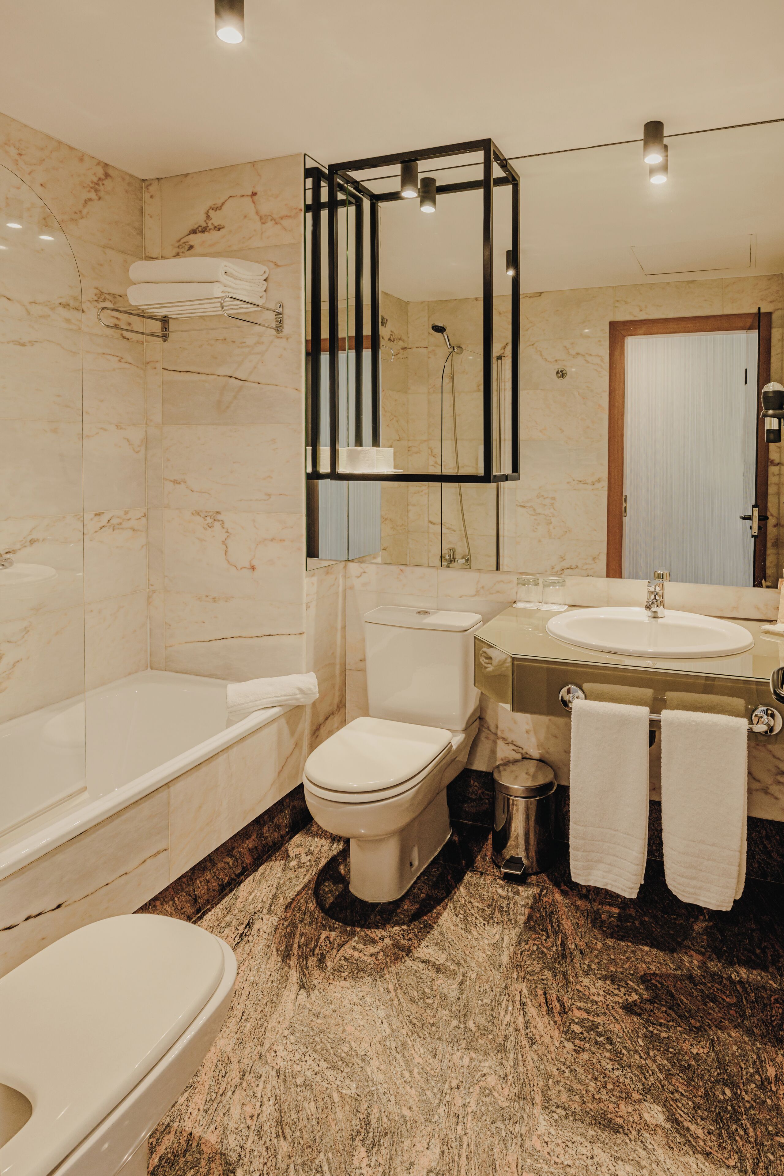 Een bad/douchecombinatie, een diep bad, designer toiletartikelen