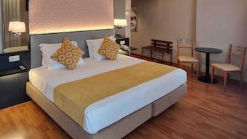 Quarto casal superior | Frigobar, cofres nos quartos, escrivaninha, cortinas blackout